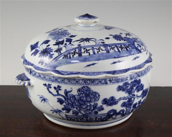 A Chinese blue and white circular tureen and cover, Qianlong period, width 28cm